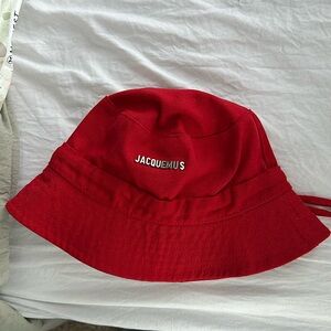 JACQUEMUS Le Bob Gadjo Knotted bucket hat Red 56
